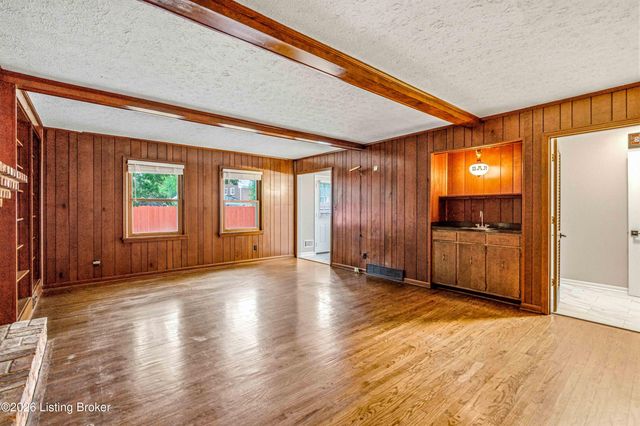 1804 Crossgate Ln, Louisville, KY 40222