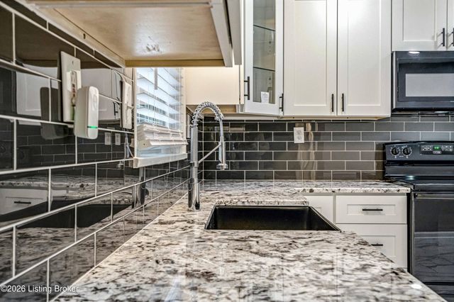 1804 Crossgate Ln, Louisville, KY 40222