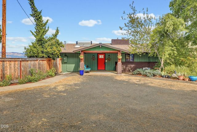 2076 Jasmine Avenue, Medford, OR 97501