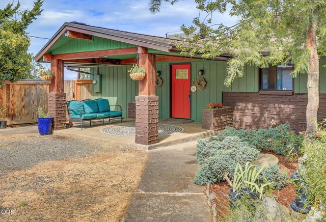 2076 Jasmine Avenue, Medford, OR 97501