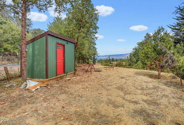 2076 Jasmine Avenue, Medford, OR 97501