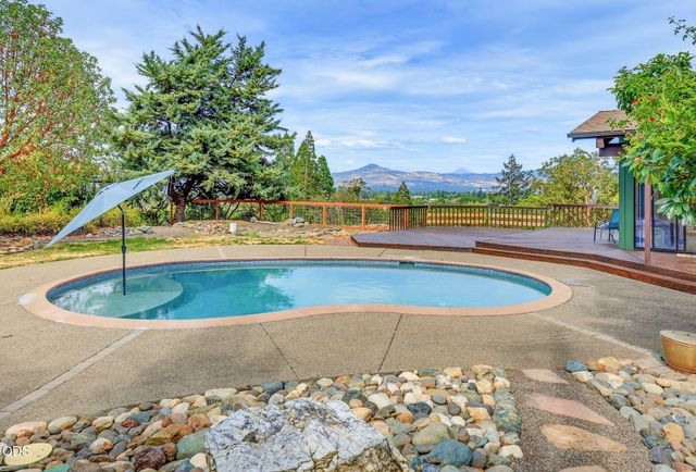 2076 Jasmine Avenue, Medford, OR 97501