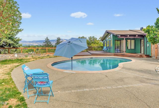 2076 Jasmine Avenue, Medford, OR 97501