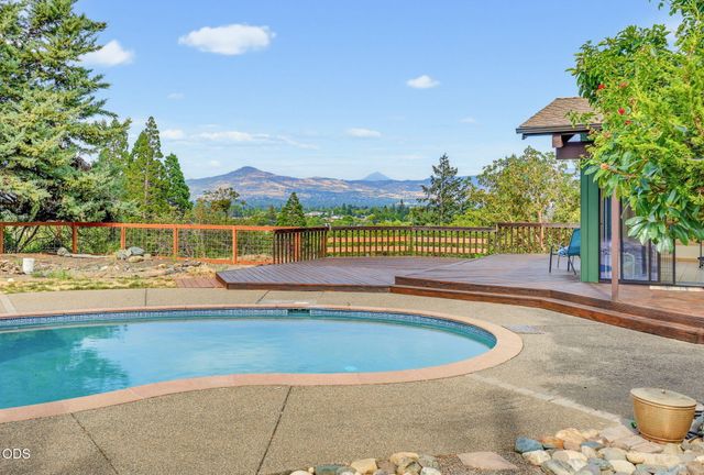 2076 Jasmine Avenue, Medford, OR 97501