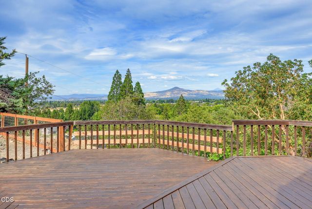 2076 Jasmine Avenue, Medford, OR 97501