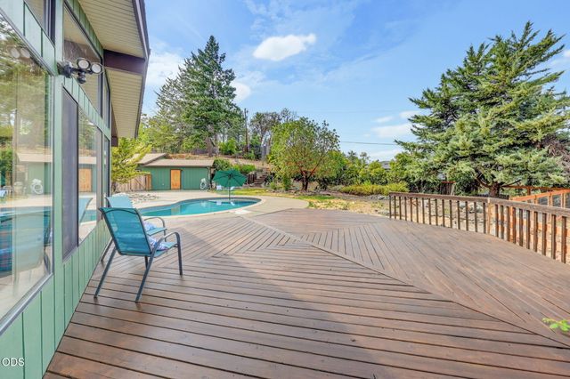 2076 Jasmine Avenue, Medford, OR 97501