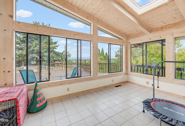 2076 Jasmine Avenue, Medford, OR 97501