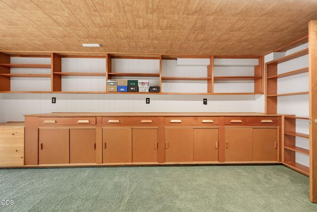 2076 Jasmine Avenue, Medford, OR 97501