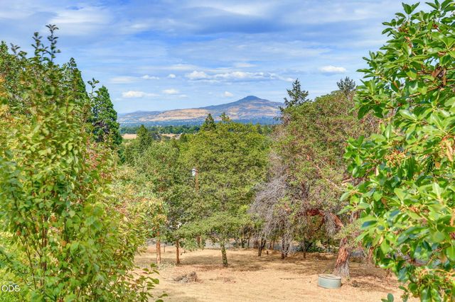 2076 Jasmine Avenue, Medford, OR 97501