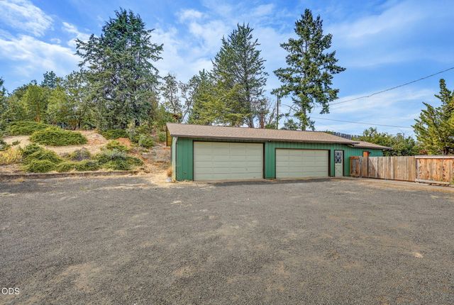 2076 Jasmine Avenue, Medford, OR 97501