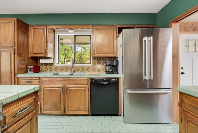 2076 Jasmine Avenue, Medford, OR 97501