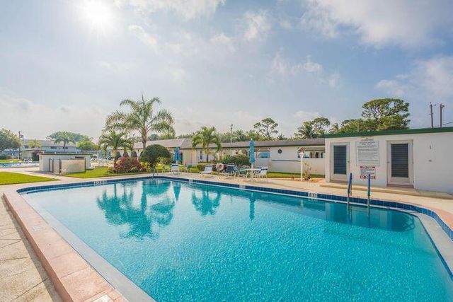 11 Westwood Avenue 103a, Tequesta, FL 33469