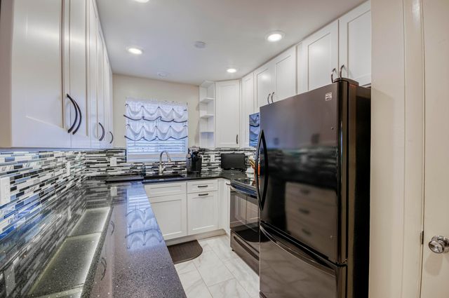 11 Westwood Avenue 103a, Tequesta, FL 33469
