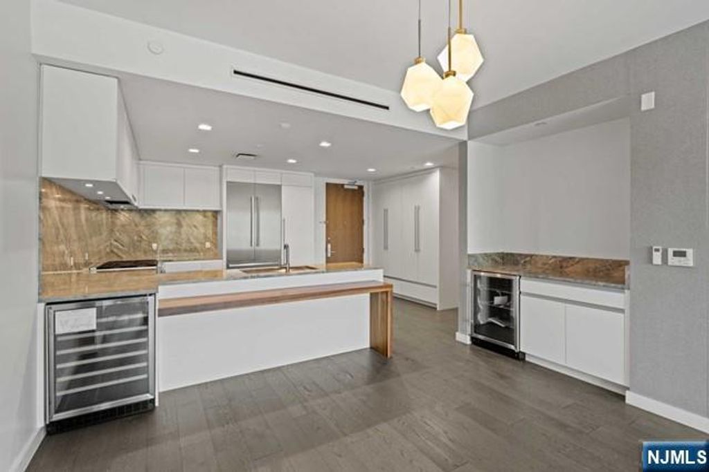 320 Adolphus Avenue 404, Cliffside Park, NJ 07010