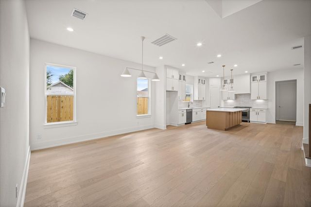806 Milwaukee Street, Houston, TX 77009
