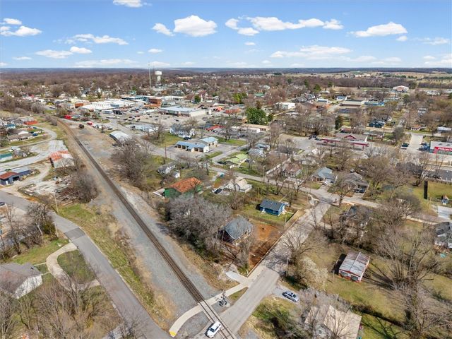 262 Dallas Street SW, Gravette, AR 72736