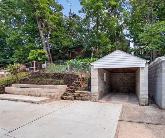 5735 Pocusset St, Squirrel Hill, PA 15217