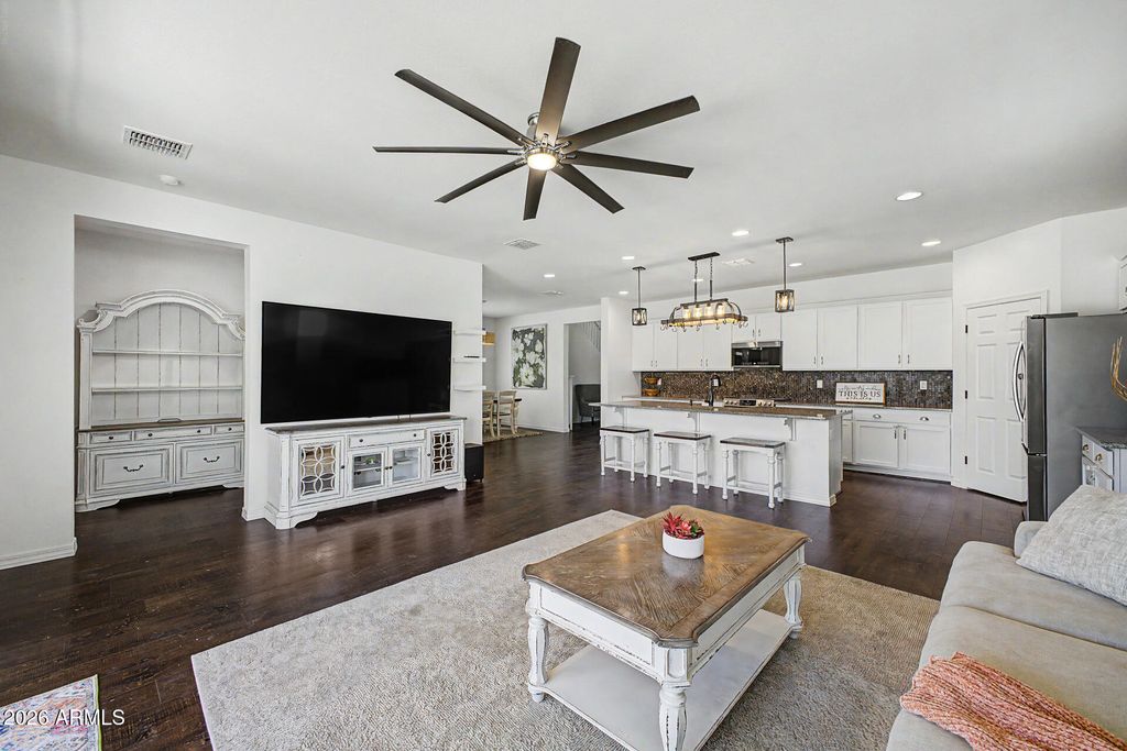 Image 10 of property listing at 3319 W FAWN Drive, Laveen, AZ 85339