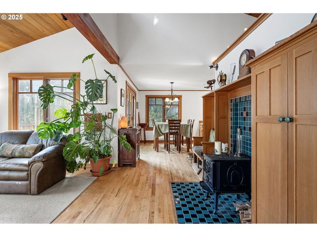 1867 Fircrest Dr, Eugene, OR 97403