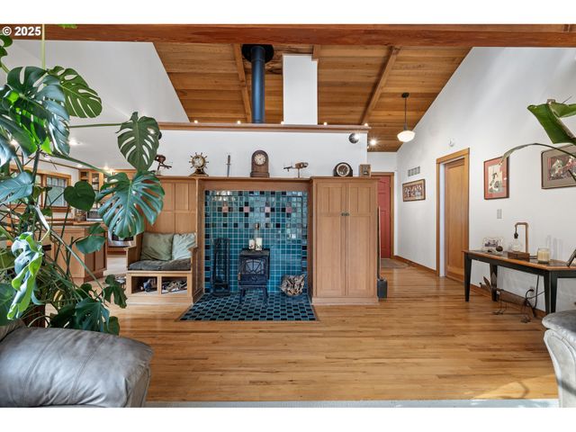 1867 Fircrest Dr, Eugene, OR 97403