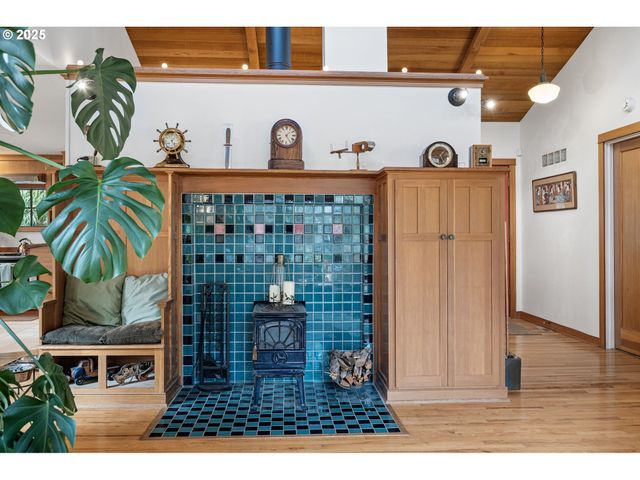 1867 Fircrest Dr, Eugene, OR 97403