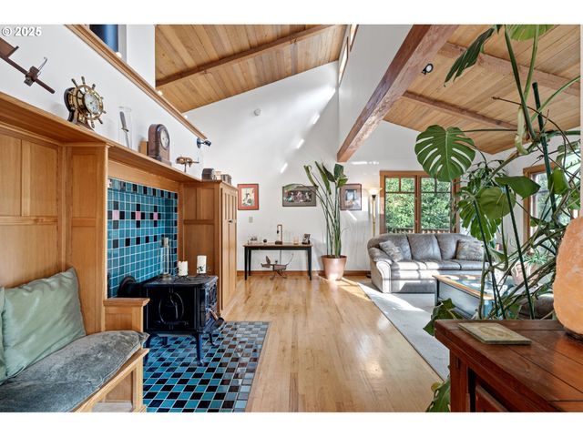 1867 Fircrest Dr, Eugene, OR 97403