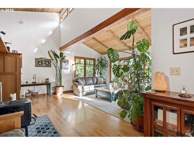 1867 Fircrest Dr, Eugene, OR 97403