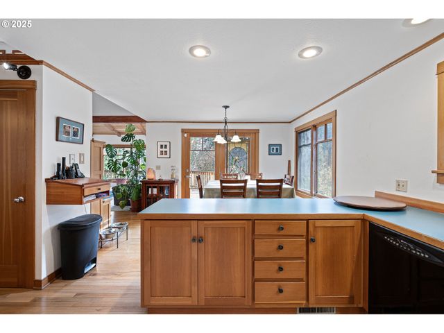 1867 Fircrest Dr, Eugene, OR 97403