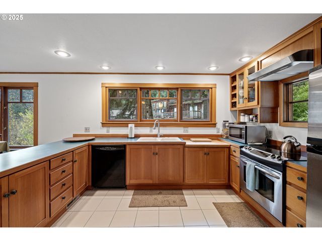 1867 Fircrest Dr, Eugene, OR 97403