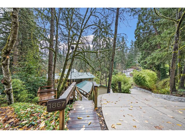 1867 Fircrest Dr, Eugene, OR 97403