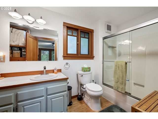 1867 Fircrest Dr, Eugene, OR 97403