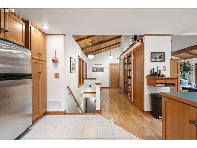 1867 Fircrest Dr, Eugene, OR 97403