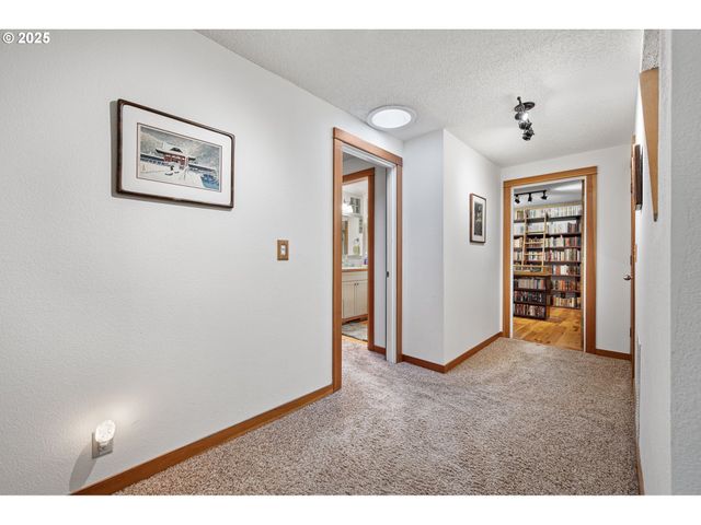 1867 Fircrest Dr, Eugene, OR 97403