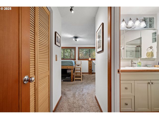 1867 Fircrest Dr, Eugene, OR 97403