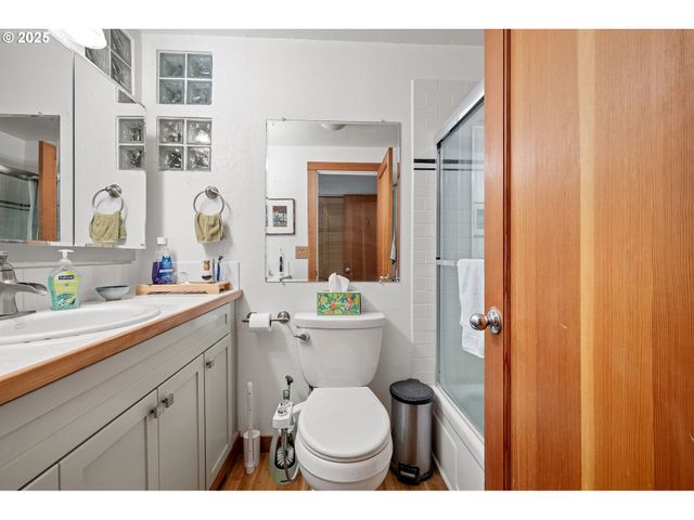 1867 Fircrest Dr, Eugene, OR 97403