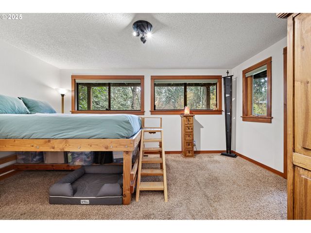 1867 Fircrest Dr, Eugene, OR 97403