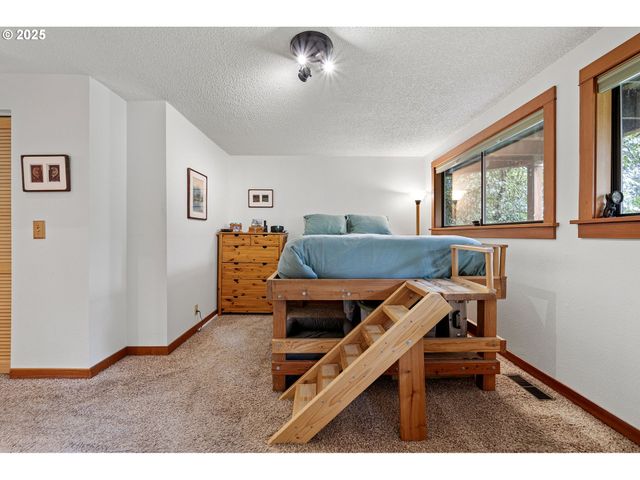 1867 Fircrest Dr, Eugene, OR 97403