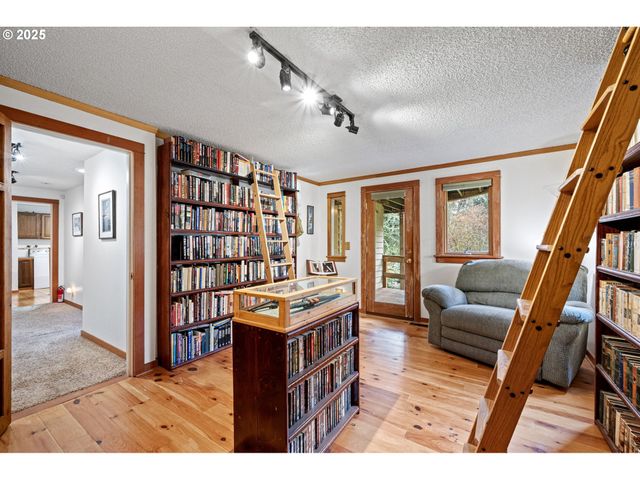 1867 Fircrest Dr, Eugene, OR 97403