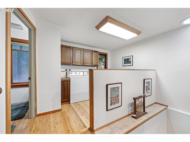 1867 Fircrest Dr, Eugene, OR 97403