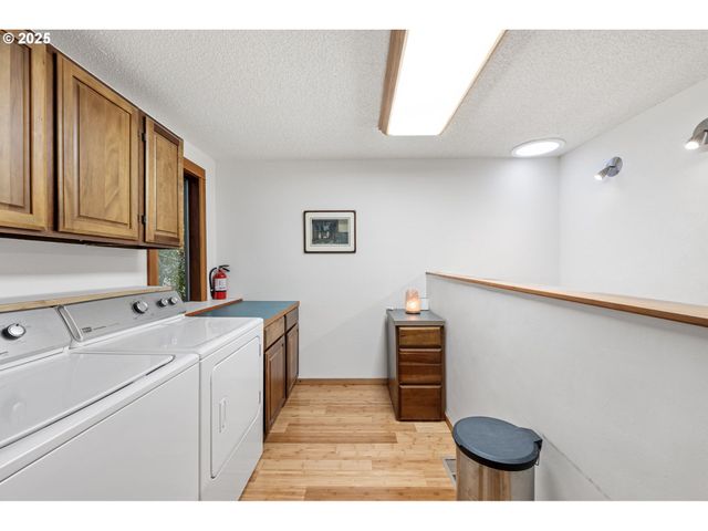 1867 Fircrest Dr, Eugene, OR 97403