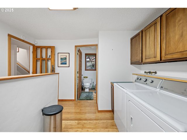 1867 Fircrest Dr, Eugene, OR 97403