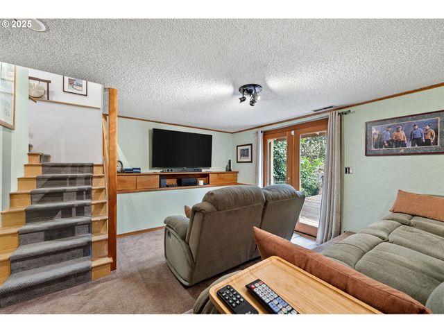 1867 Fircrest Dr, Eugene, OR 97403