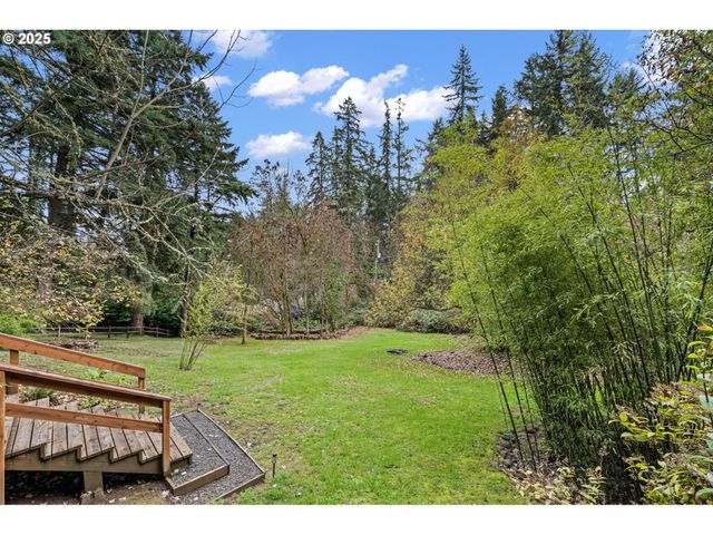 1867 Fircrest Dr, Eugene, OR 97403