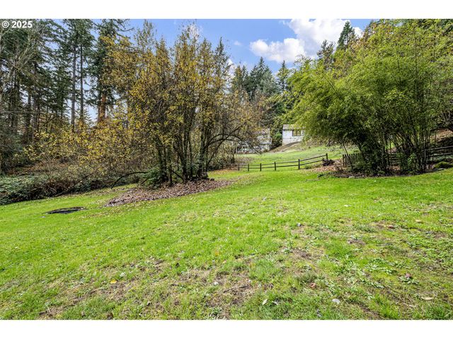 1867 Fircrest Dr, Eugene, OR 97403