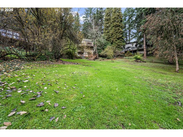 1867 Fircrest Dr, Eugene, OR 97403