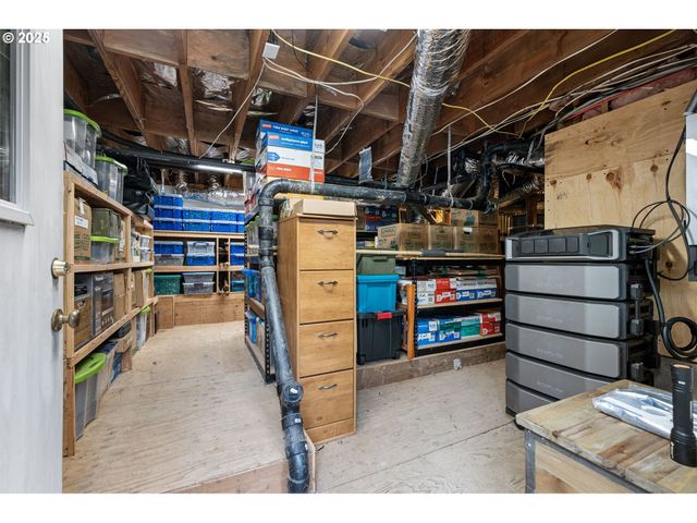 1867 Fircrest Dr, Eugene, OR 97403