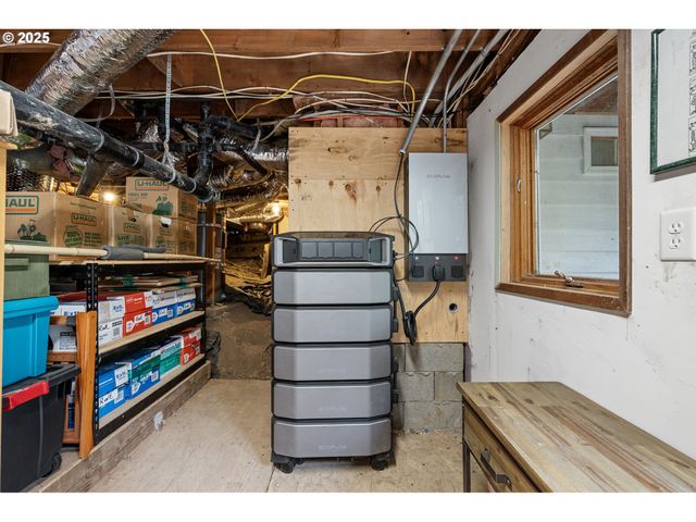 1867 Fircrest Dr, Eugene, OR 97403