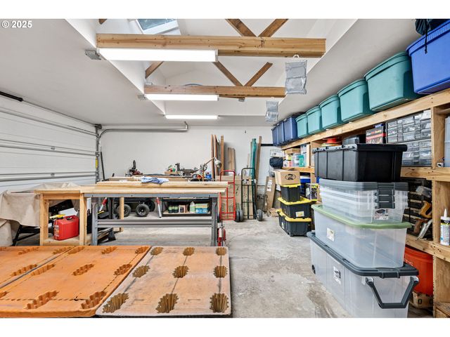 1867 Fircrest Dr, Eugene, OR 97403