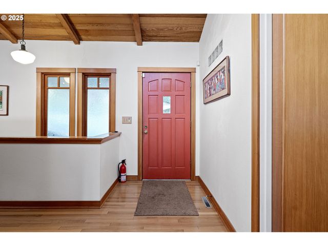 1867 Fircrest Dr, Eugene, OR 97403