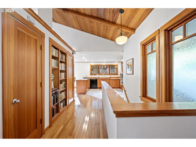 1867 Fircrest Dr, Eugene, OR 97403